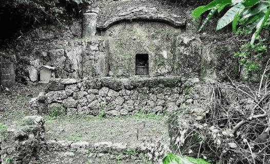 “宁睡孤坟,不睡庙门”,坟地竟比寺庙更好?你会怎么选?-风水百科-风水八字同城网