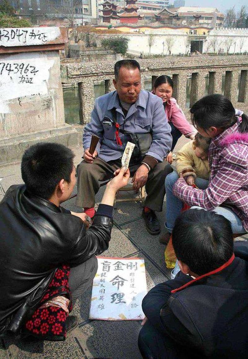 西藏摸骨算命：预测未来神奇力量！