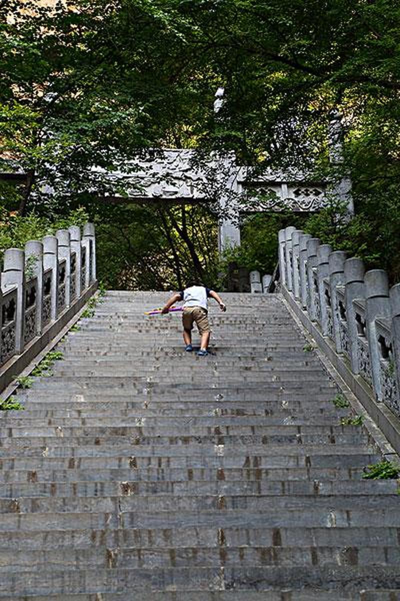 爬登石阶