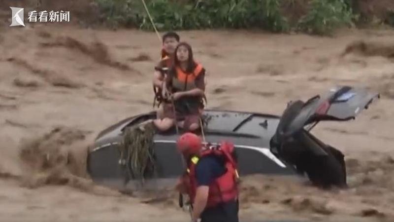 和女友横穿山洪